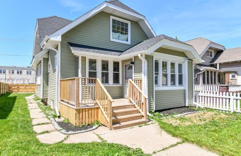 2327 47th St, Milwaukee, WI 53210-2923