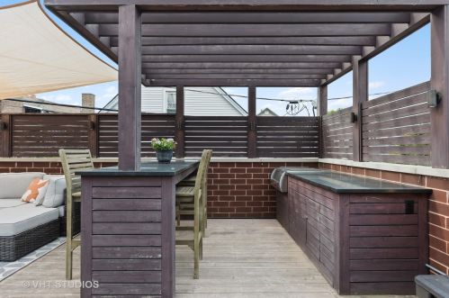 1215 Barry Ave, Chicago IL  60657-4209 exterior