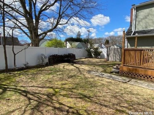 1 Gaulton Dr, Babylon NY 11703-2315 exterior