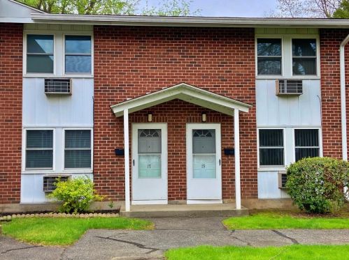 17 Manor Ct, Springfield, MA 01118-2448