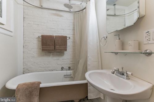 421 Iseminger St, Philadelphia PA 19147-6216 exterior