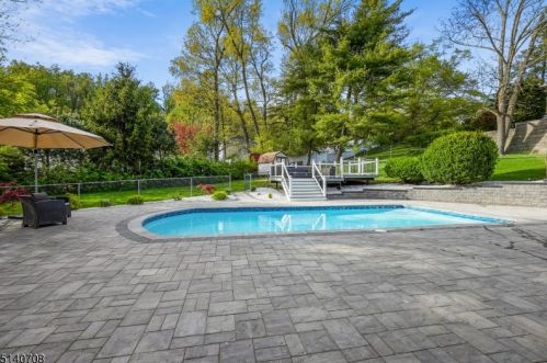 1626 Larkspur Dr, Mountainside NJ  07092-1347 exterior