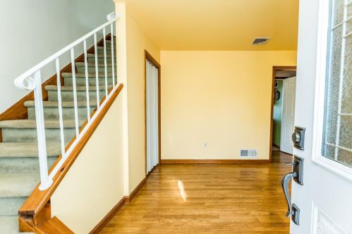 33 Chestnut St, Edison, NJ 08817-3105