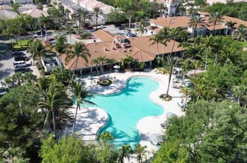 6068 Towncenter Cir, Naples FL 34119-9556 exterior