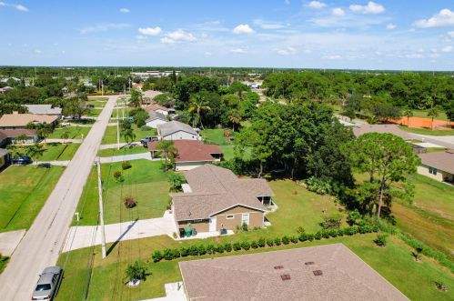 627 Todd Ave, Fort Pierce FL 34983-2918 exterior