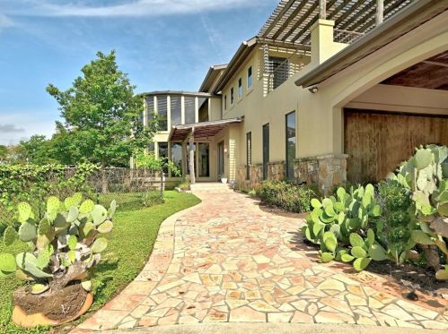 610 Crystal Crk Dr, Austin TX 78746-4728 exterior