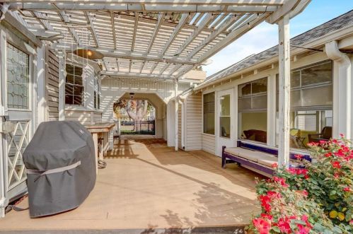 4515 Howard Ave, Milwaukee, WI 53220-2107