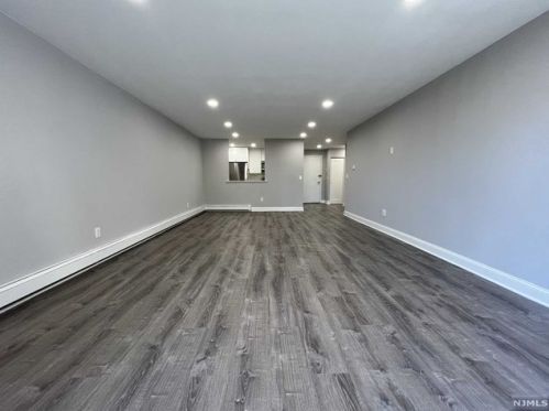 18 Massa Ln, Edgewater NJ exterior