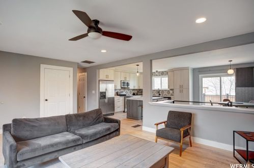 11104 Londonderry Dr, Sandy UT 84070 exterior