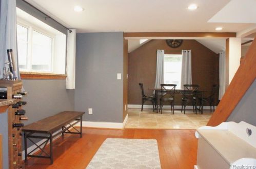 3322 Emmons Ave, Rochester MI 48307-5515 exterior