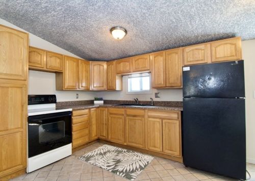 85 Acushnet Ave, Springfield, MA 01105-2216