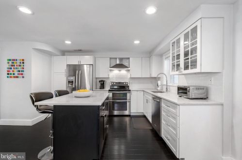 9301 Bentridge Ave, Rockville MD 20854-2860 exterior