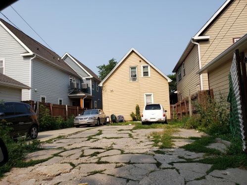 1930 39th St, Milwaukee, WI 53208-1820