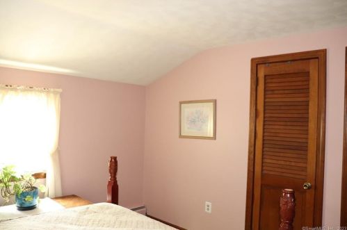 8 Sparkle St, Enfield CT 06082-5618 exterior