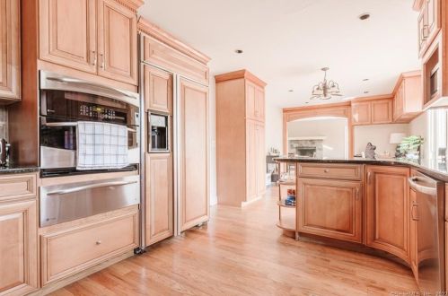 119 Deforest Rd, Wilton CT 06897-1910 exterior