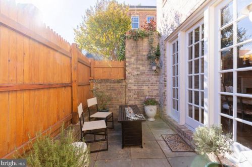 411 Fairfax St, Alexandria VA 22314-3809 exterior