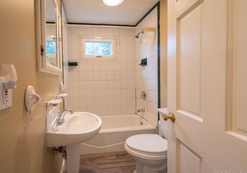 310 Main St, Meriden CT 06450-6047 exterior