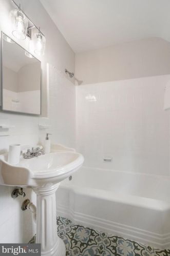 1524 Red Oak Dr, Silver Spring MD 20910-1549 exterior