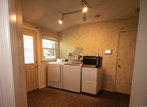 4 Ryder Ct, Huntington Station NY 11746-6142 exterior