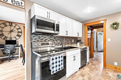 11 3 St, Duluth MN 55805-1727 exterior