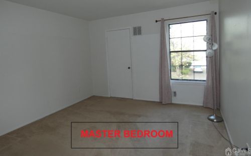 8 Auld Way, Edison NJ 08817-2401 exterior