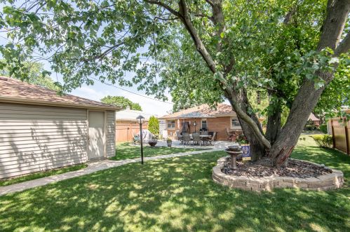 6957 Verona Ct, Milwaukee WI 53227-4429 exterior