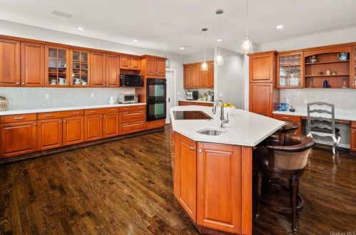 34 High St, Armonk NY 10504-1224 exterior