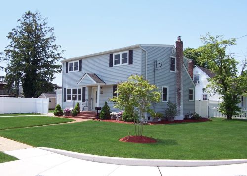 550 18th St, Babylon, NY 11704-2211