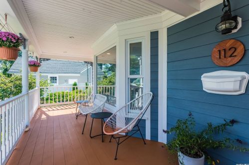 112 Peninsula Dr, Babylon, NY 11702-3336