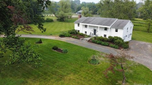 135 Highfield Rd, Wilton CT 06897-3803 exterior