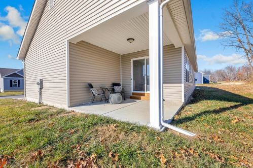 250 Village Circle Dr, Winfield MO 63389-2051 exterior