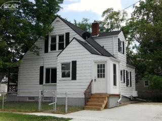 529 Oak St, Fenton, MI 48430-2347