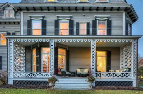 437 Bellevue Ave, Middletown RI 02840-4115 exterior