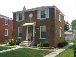 7306 Mozart St, Chicago, IL 60629-3033