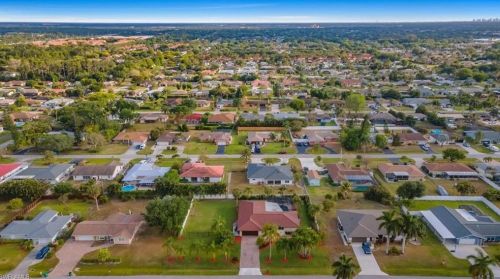 160 Madison Dr, Naples FL 34110-1323 exterior