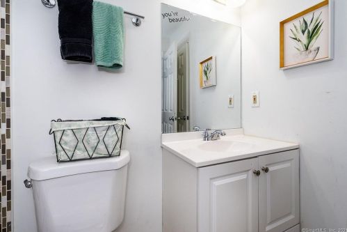 334 Maple Ave, Uncasville CT 06382-2018 exterior