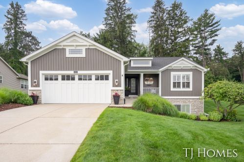 2222 Quarter Horse Dr, Cedar Springs, MI 49319-8179