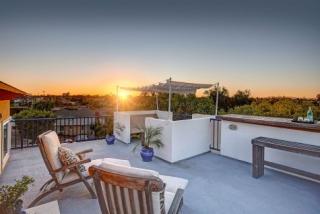 5812 Compass Dr, Los Angeles, CA 90045-1704