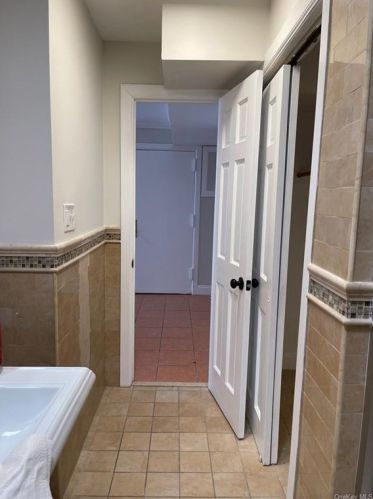 2418 Seymour Ave, Bronx NY 10469-3017 exterior