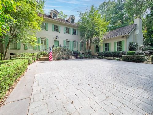 945 Buckingham Cir, Atlanta, GA 30327-2701