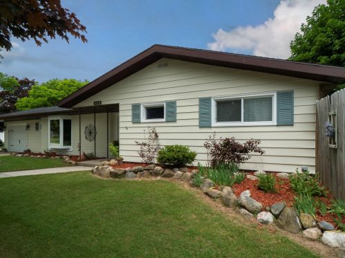 320 Reed Ave, Manitowoc, WI 54220-2021