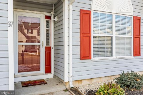 37 Sunnydale Dr, Berkeley Township, NJ 08721-1380