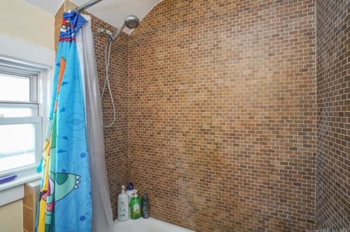 62 Eldridge St, Manchester CT 06040-5551 exterior