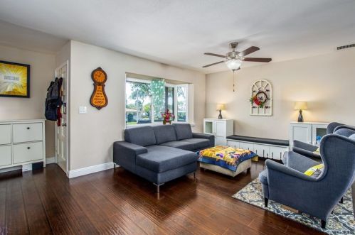 805 Un Ave, Fullerton CA 92831-2734 exterior