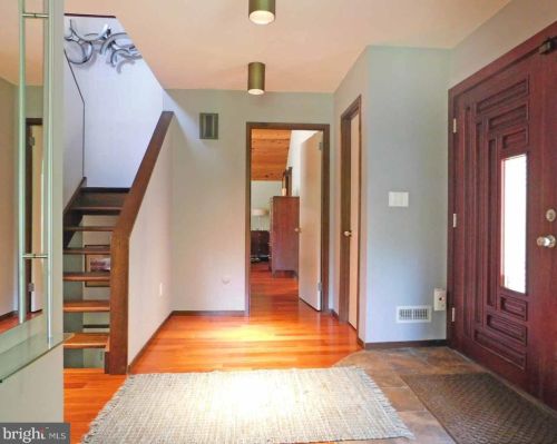 8 Hemlock St, Trenton, NJ 08628-1849