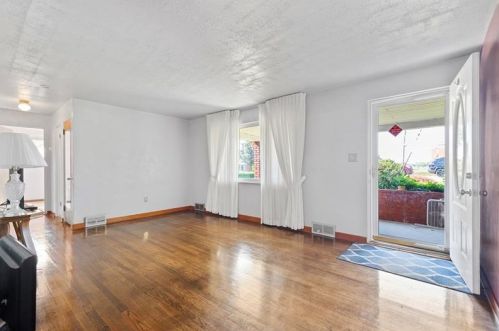 429 Macassar Dr, Pittsburgh, PA 15236-2724