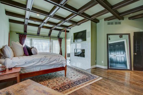 233 Ravine Baye Rd, Milwaukee WI 53217-1330 exterior