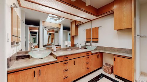 5005 Kalanianaole Hwy, Honolulu HI  96821-1505 exterior