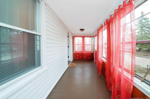 46 Glenwood St, Manchester CT  06040-6142 exterior