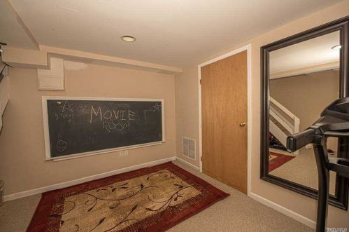 1 April Ave, Huntington Station NY 11746-7002 exterior